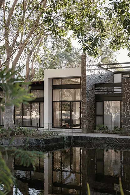 Portada - fachada con vista a lago artificial del proyecto Rancho JT, por Badra Estudio
