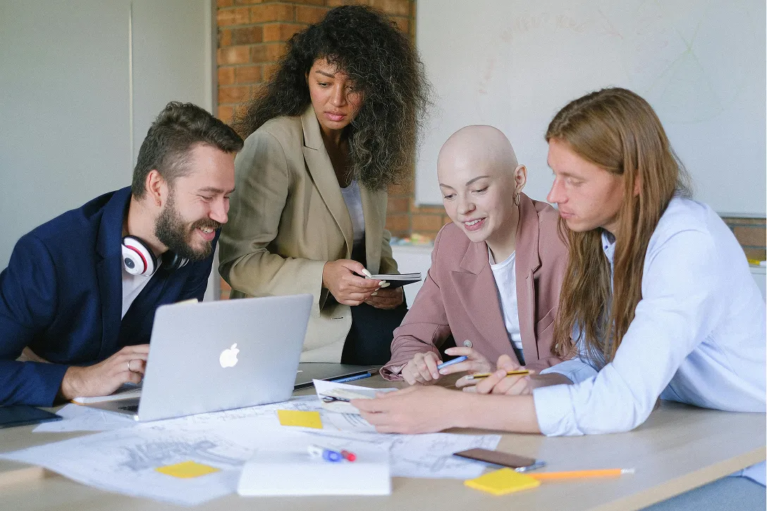Grupo de personas trabajando en computadora