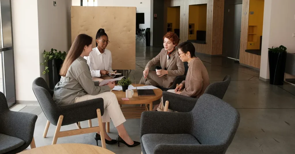 Grupo de personas en sala de recepción | Contacto